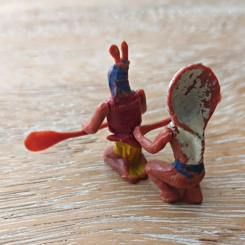 Indianer sitzend mit paddel - indianer,